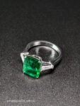Ювелирные изделия&nbsp;&nbsp;-&nbsp;&nbsp;Кольцо из белого золота с изумрудом и бриллиантами