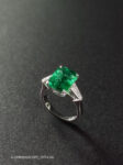 Ювелирные изделия&nbsp;&nbsp;-&nbsp;&nbsp;Кольцо из белого золота с изумрудом и бриллиантами