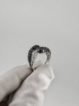 Ювелирные изделия&nbsp;&nbsp;-&nbsp;&nbsp;Кольцо с белыми и чёрными бриллиантами 0.65 ct