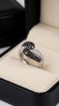 Ювелирные изделия&nbsp;&nbsp;-&nbsp;&nbsp;Кольцо с белыми и чёрными бриллиантами 0.65 ct