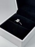 Ювелирные изделия&nbsp;&nbsp;-&nbsp;&nbsp;Кольцо с бриллиантом 0,66 ct